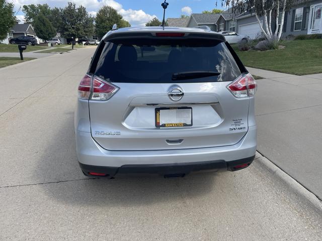 Photo of 2016 Silver Nissan Rogue
