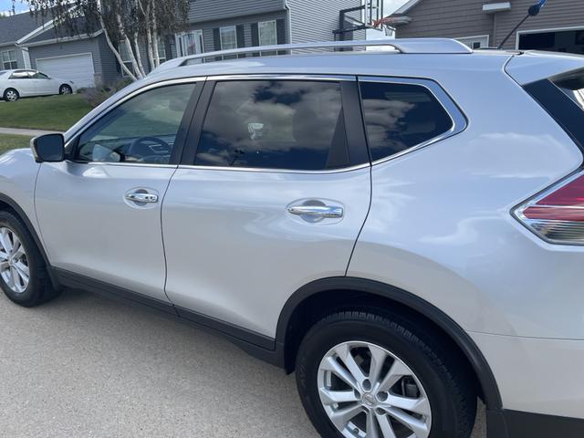 Photo of 2016 Silver Nissan Rogue