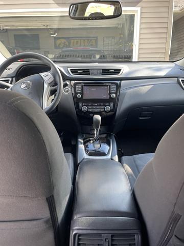 Photo of 2016 Silver Nissan Rogue