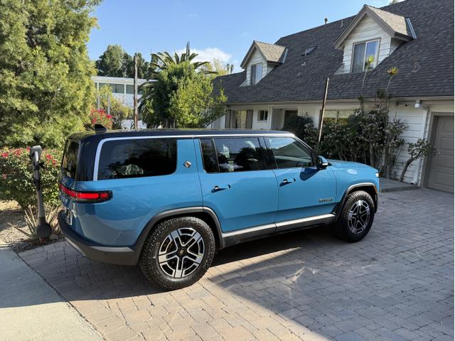 Photo of 2023 Blue Rivian R1S