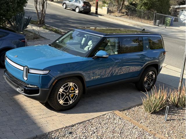 Photo of 2023 Blue Rivian R1S
