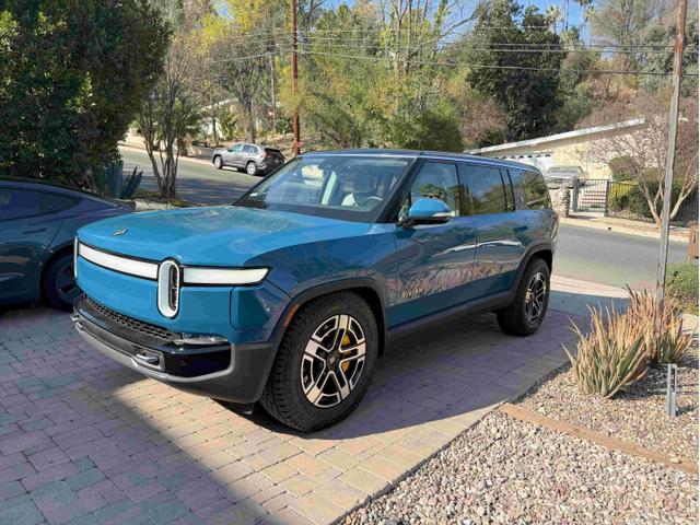 Photo of 2023 Blue Rivian R1S