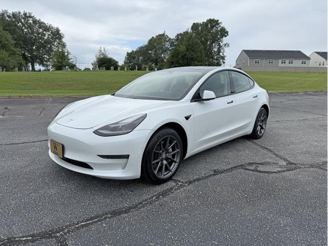 Photo of 2021 White Tesla Model 3