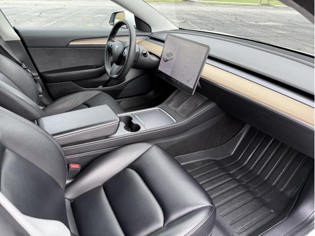 Photo of 2021 White Tesla Model 3