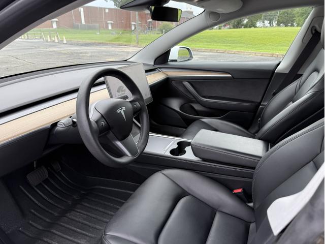 Photo of 2021 White Tesla Model 3