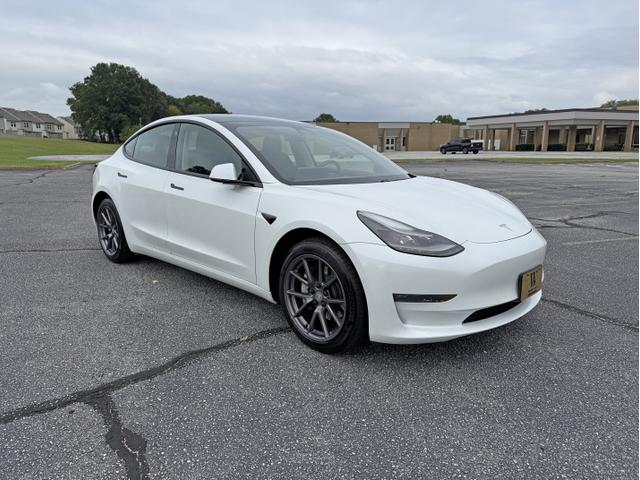 Photo of 2021 White Tesla Model 3