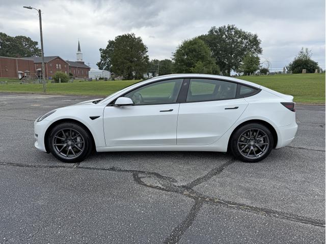 Photo of 2021 White Tesla Model 3