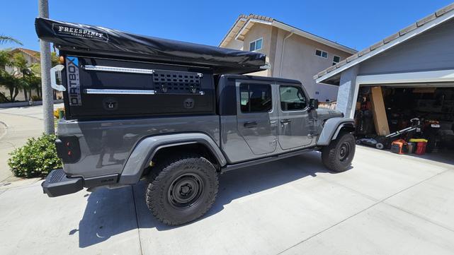 Photo of 2021 Gray Jeep Gladiator