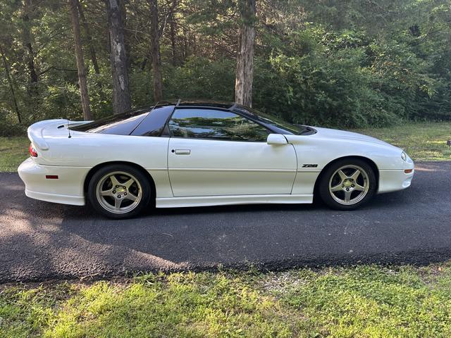 Photo of 2002 White Chevrolet Camaro