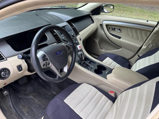 Photo of 2015 Silver Ford Taurus