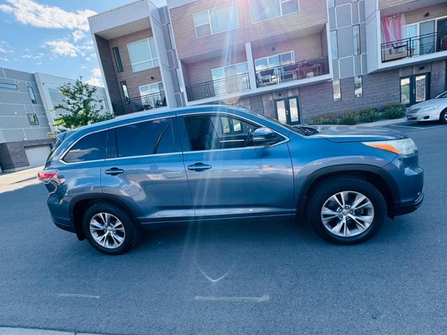 Photo of 2015 Blue Toyota Highlander
