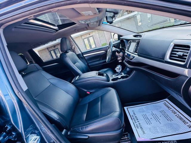 Photo of 2015 Blue Toyota Highlander