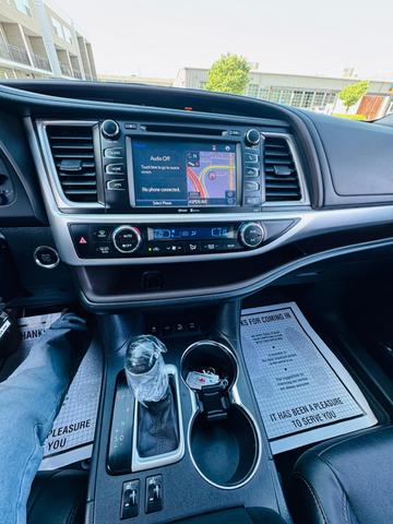 Photo of 2015 Blue Toyota Highlander