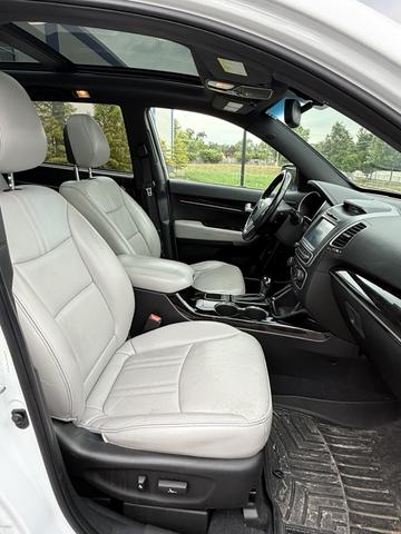 Photo of 2015 White Kia Sorento