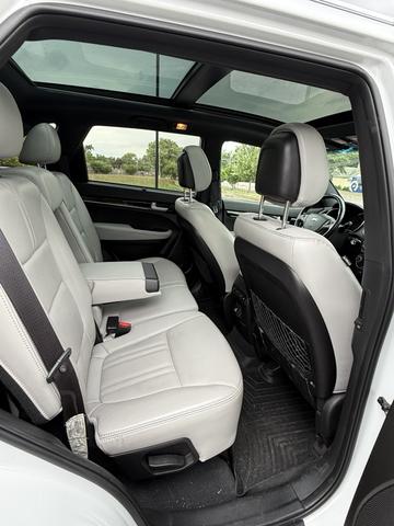 Photo of 2015 White Kia Sorento