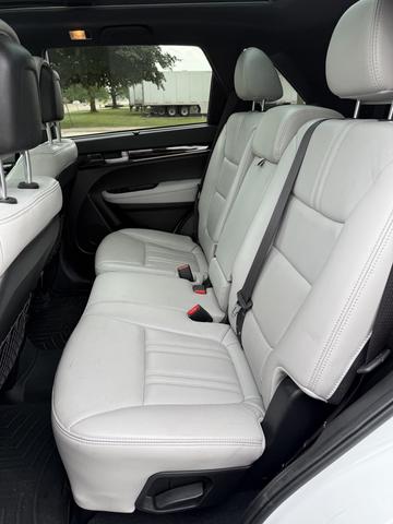 Photo of 2015 White Kia Sorento
