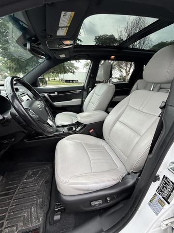 Photo of 2015 White Kia Sorento