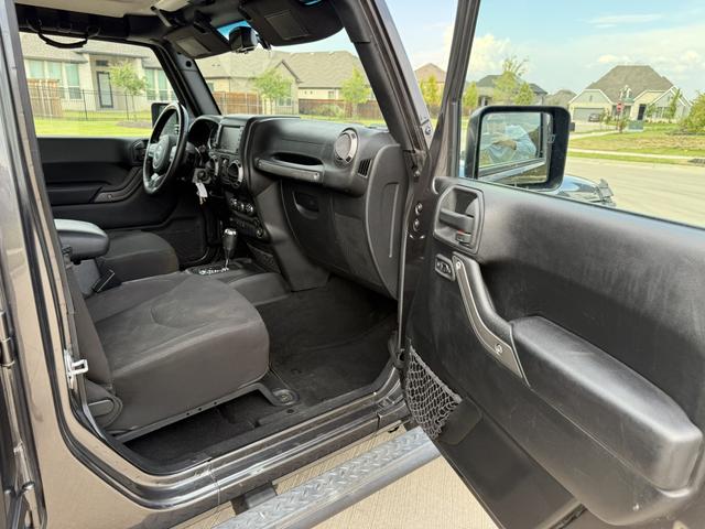 Photo of 2017 Gray Jeep Wrangler Unlimited