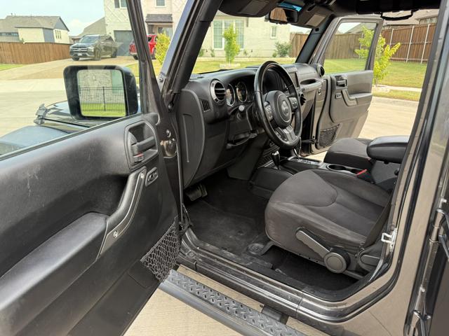 Photo of 2017 Gray Jeep Wrangler Unlimited