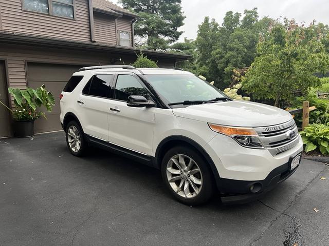 Photo of 2013 White Ford Explorer