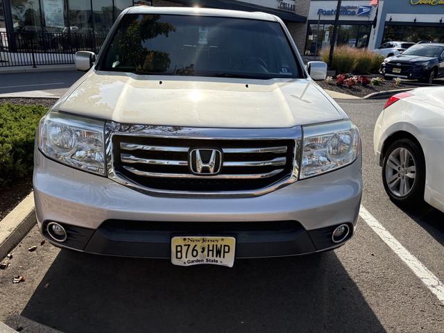 Photo of 2015 Gray Honda Pilot