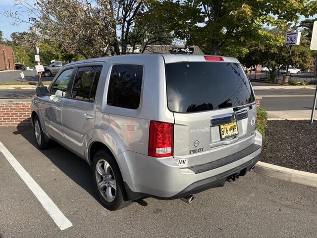 Photo of 2015 Gray Honda Pilot