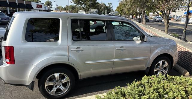 Photo of 2015 Gray Honda Pilot