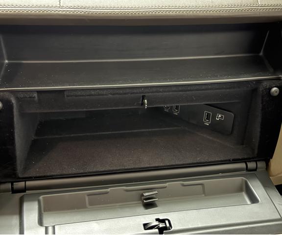 Photo of 2016 White Land Rover LR4