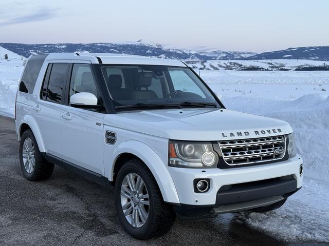 Photo of 2016 White Land Rover LR4