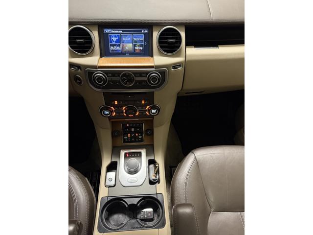 Photo of 2016 White Land Rover LR4