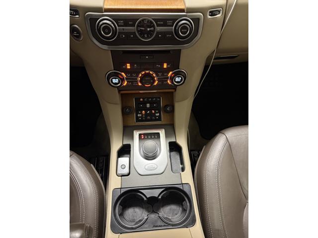 Photo of 2016 White Land Rover LR4
