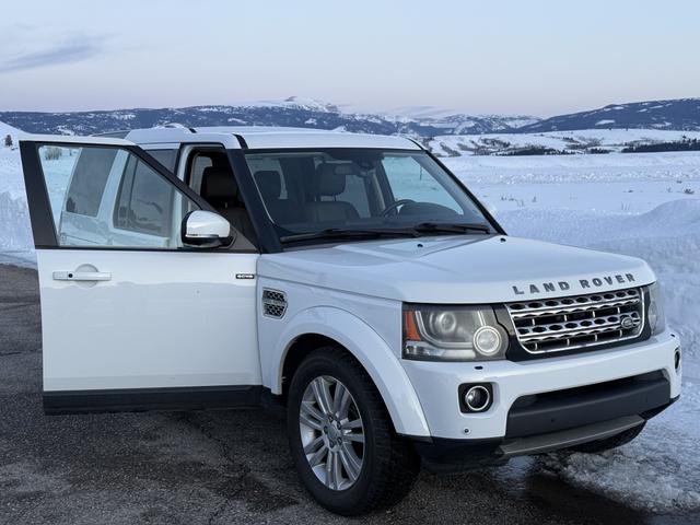 Photo of 2016 White Land Rover LR4