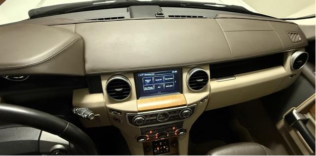 Photo of 2016 White Land Rover LR4