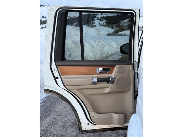 Photo of 2016 White Land Rover LR4