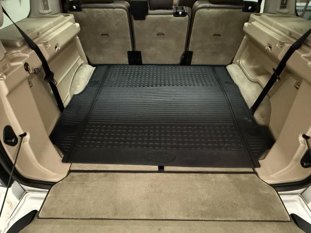 Photo of 2016 White Land Rover LR4