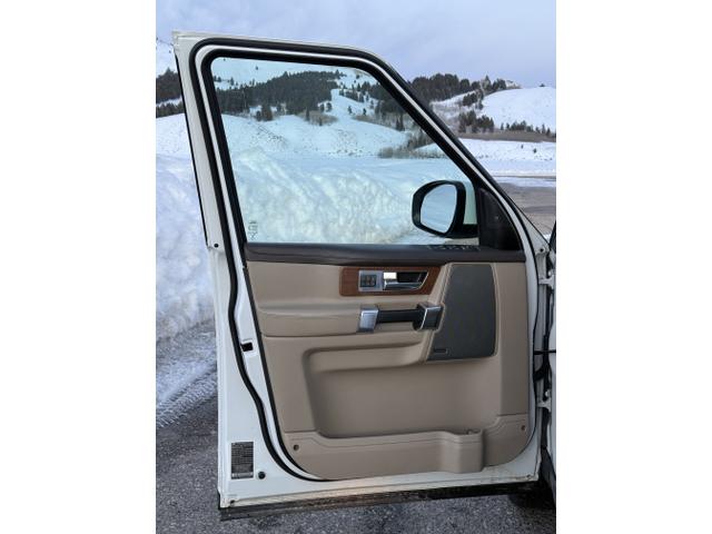 Photo of 2016 White Land Rover LR4