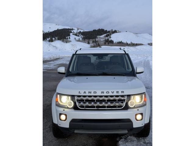 Photo of 2016 White Land Rover LR4