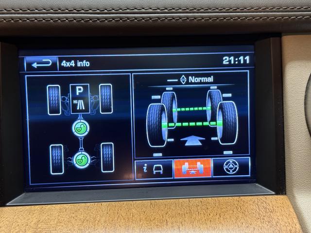 Photo of 2016 White Land Rover LR4