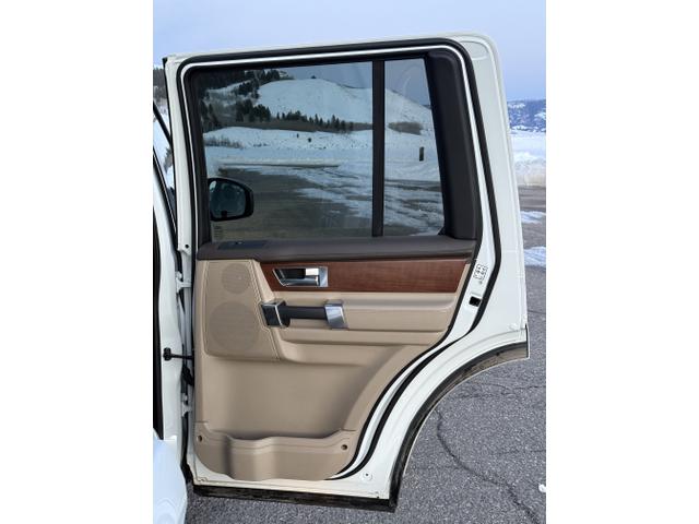 Photo of 2016 White Land Rover LR4