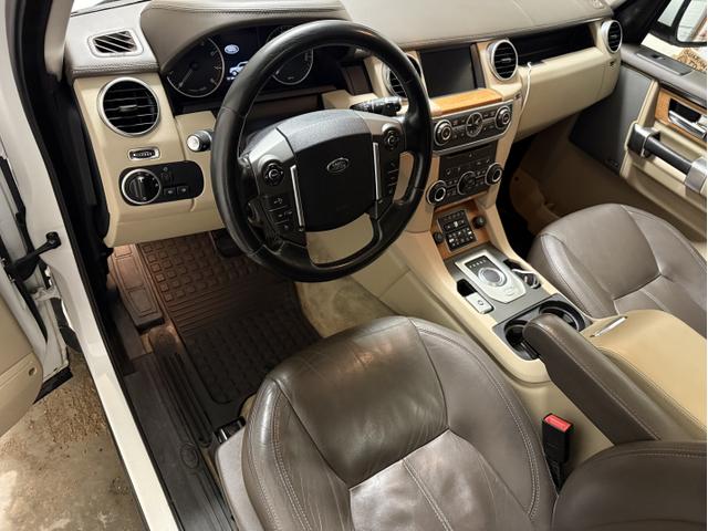 Photo of 2016 White Land Rover LR4