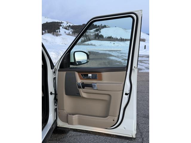 Photo of 2016 White Land Rover LR4