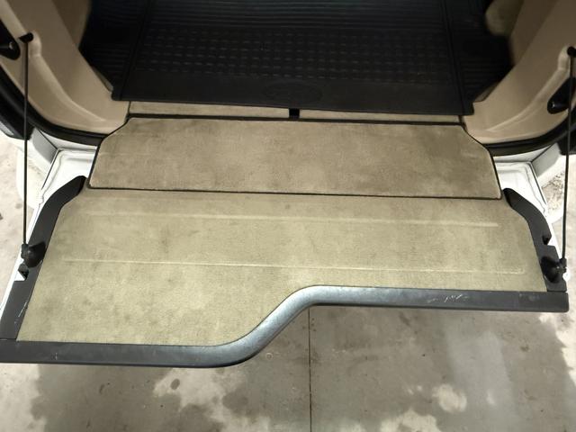 Photo of 2016 White Land Rover LR4