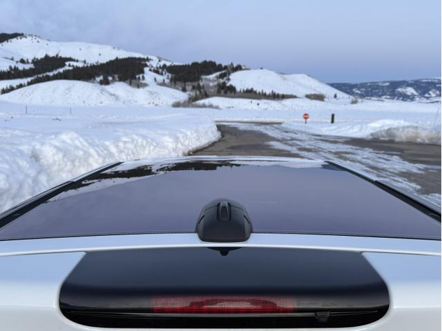 Photo of 2016 White Land Rover LR4