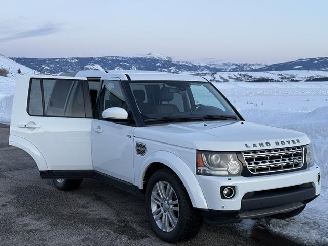 Photo of 2016 White Land Rover LR4