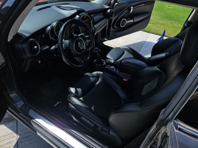 Photo of 2015 Black MINI Hardtop