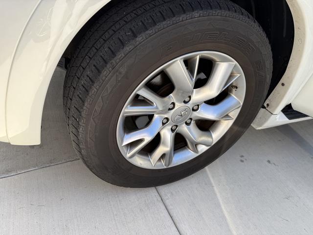 Photo of 2014 White INFINITI QX80
