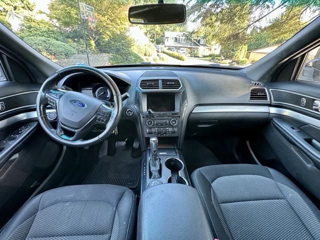 Photo of 2016 White Ford Explorer
