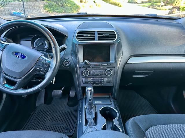Photo of 2016 White Ford Explorer
