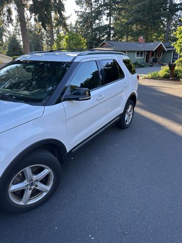 Photo of 2016 White Ford Explorer