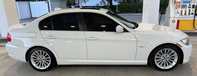 Photo of 2011 White BMW 335